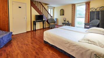 Perheparitalo | Työpöytä, äänieristys, silitysrauta/-lauta, vuodevaatteet