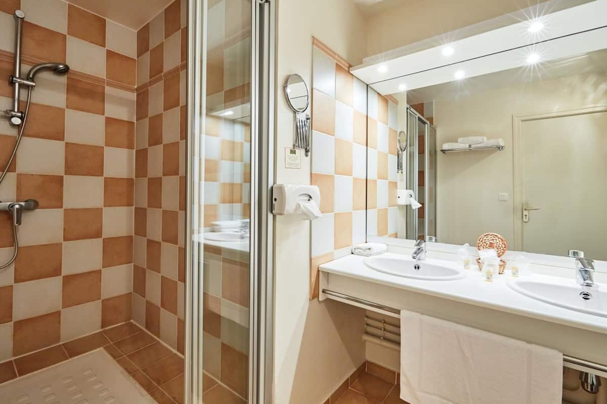 family duplex | bathroom | hair dryer, towels