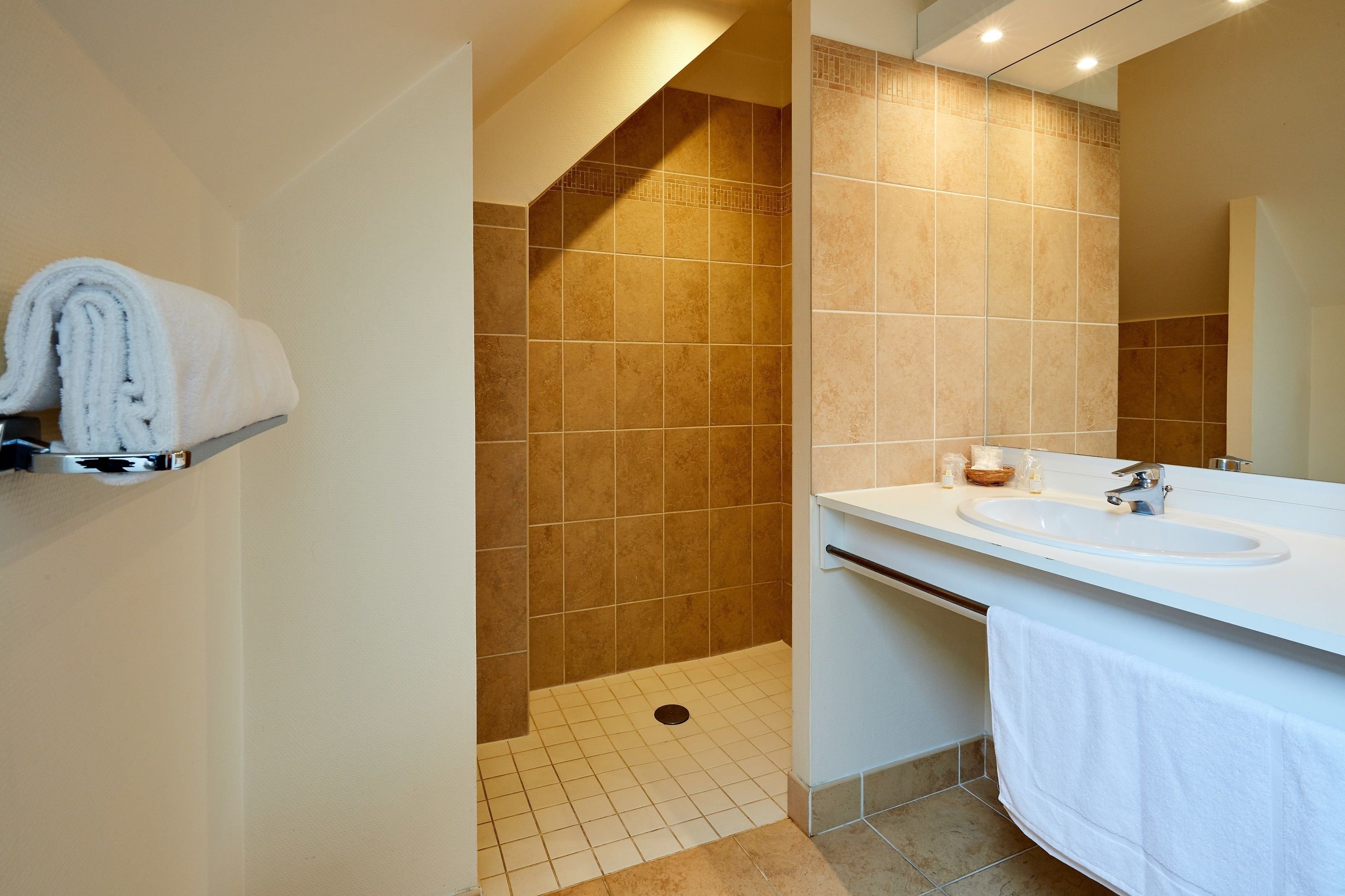 classic room, 2 single beds, non smoking | bathroom | hair dryer, towels