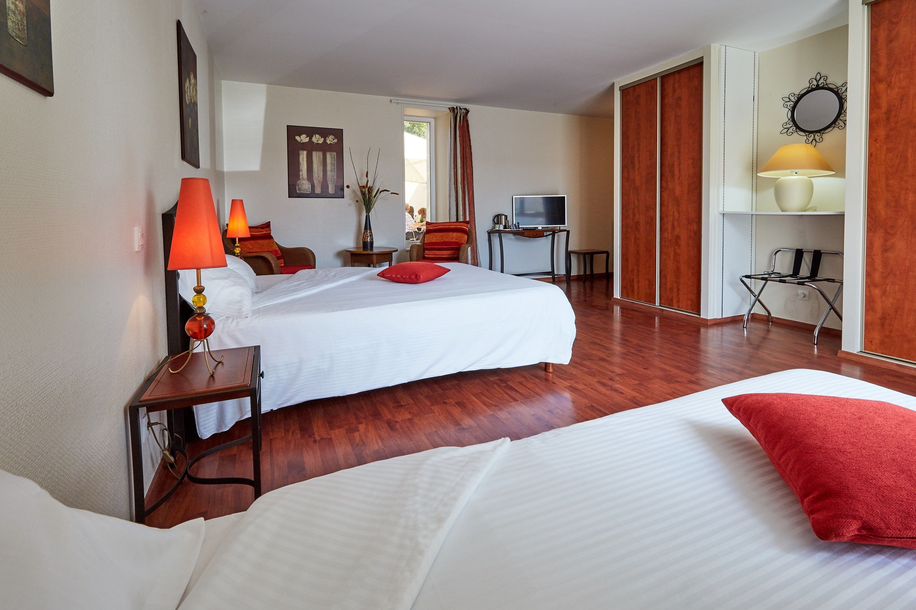 triple room | desk, soundproofing, iron/ironing board, bed sheets