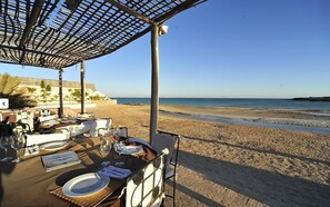 Se sirven desayunos, comidas y cenas con vista a la playa