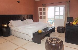 Ropa de cama de alta calidad y caja de seguridad en la habitación