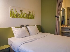 Premium bedding, desk, soundproofing, iron/ironing board - ibis budget Bayeux (Nonant)