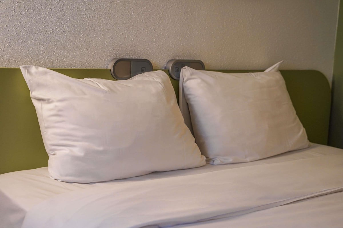 double room | premium bedding, desk, soundproofing, iron/ironing board