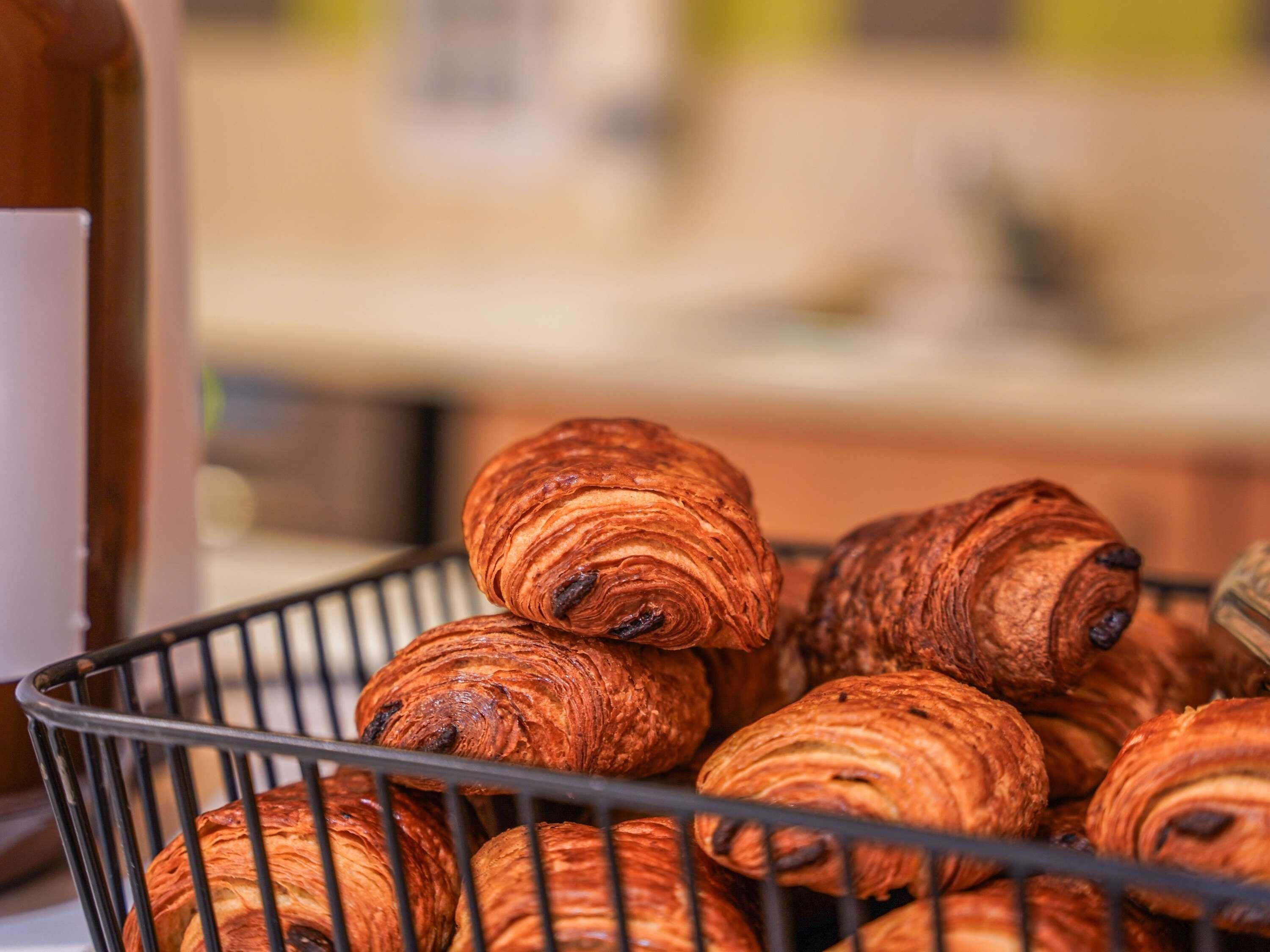 Een mand met croissants.