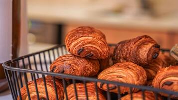 Een mand met croissants.