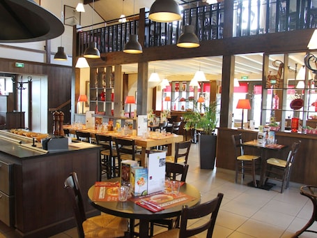 Breakfast, lunch, dinner and brunch served . ibis budget Bayeux