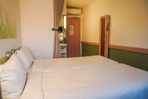Twin Room, 2 Twin Beds | Premium bedding, desk, soundproofing, iron/ironing board