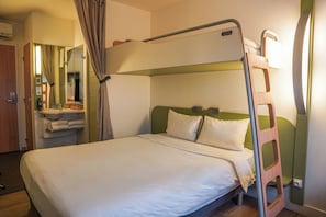 Triple Room, Multiple Beds | Premium bedding, desk, soundproofing, iron/ironing board