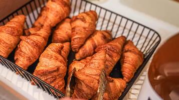 En bakke med nybagte croissanter.
