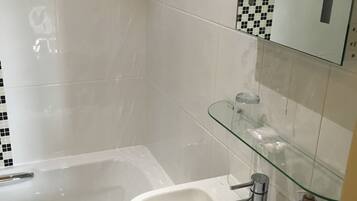 Dusche, kostenlose Toilettenartikel, HandtĂŒcher, Toilettenpapier