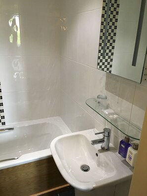 Shower, free toiletries, towels, toilet paper - Wakefield Limes Lodge (Wakefield)