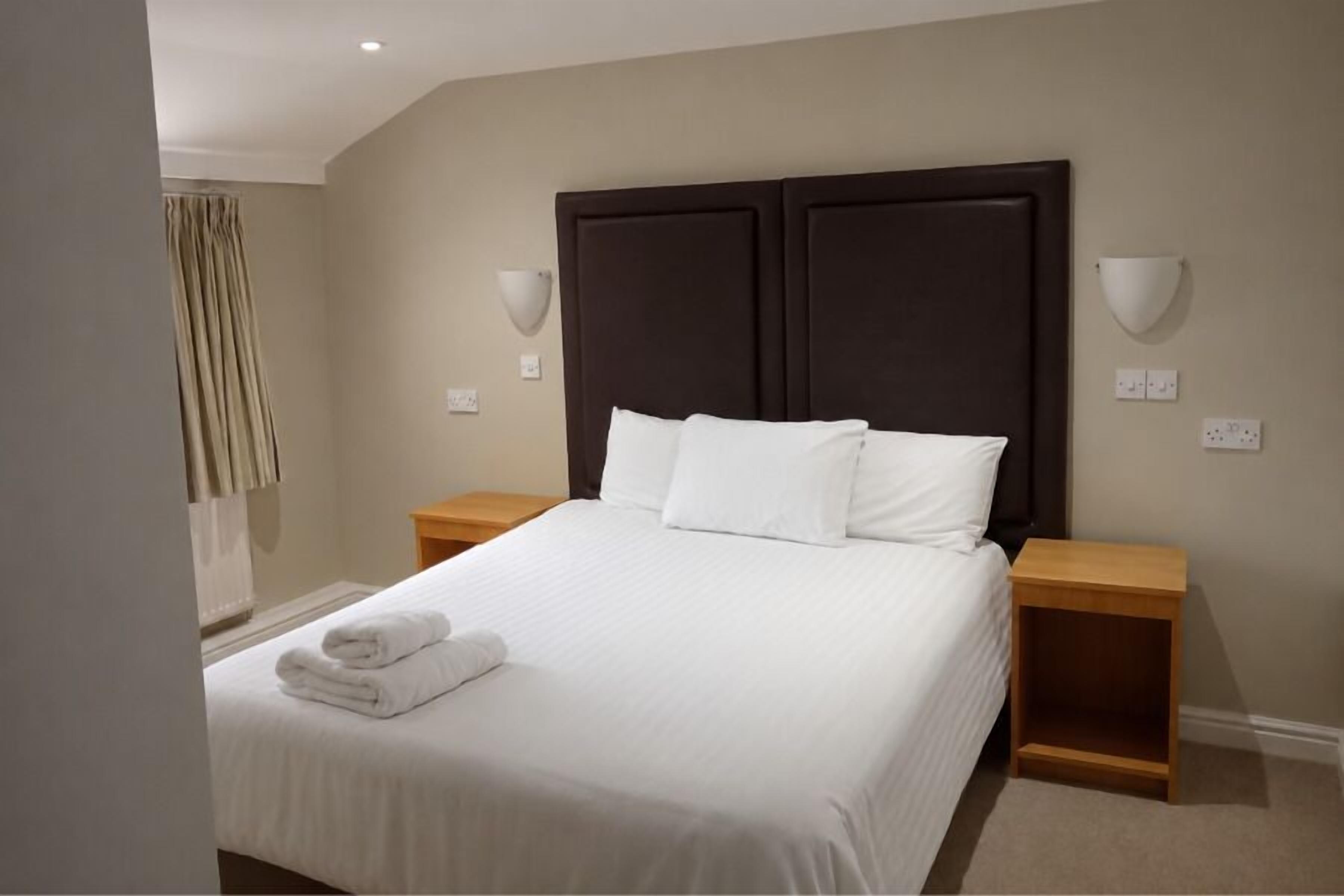 Standard Double Room | Desk, iron/ironing board, free WiFi