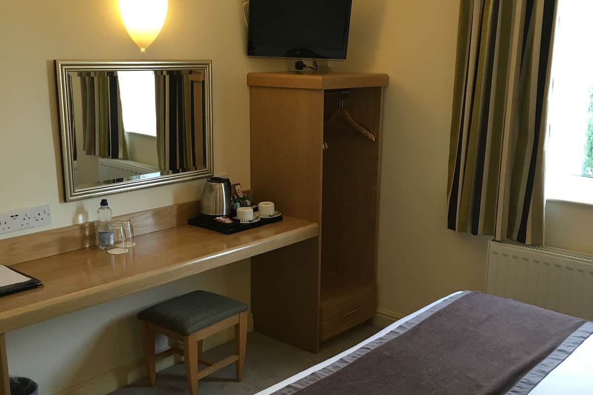 desk, iron/ironing board, free wifi