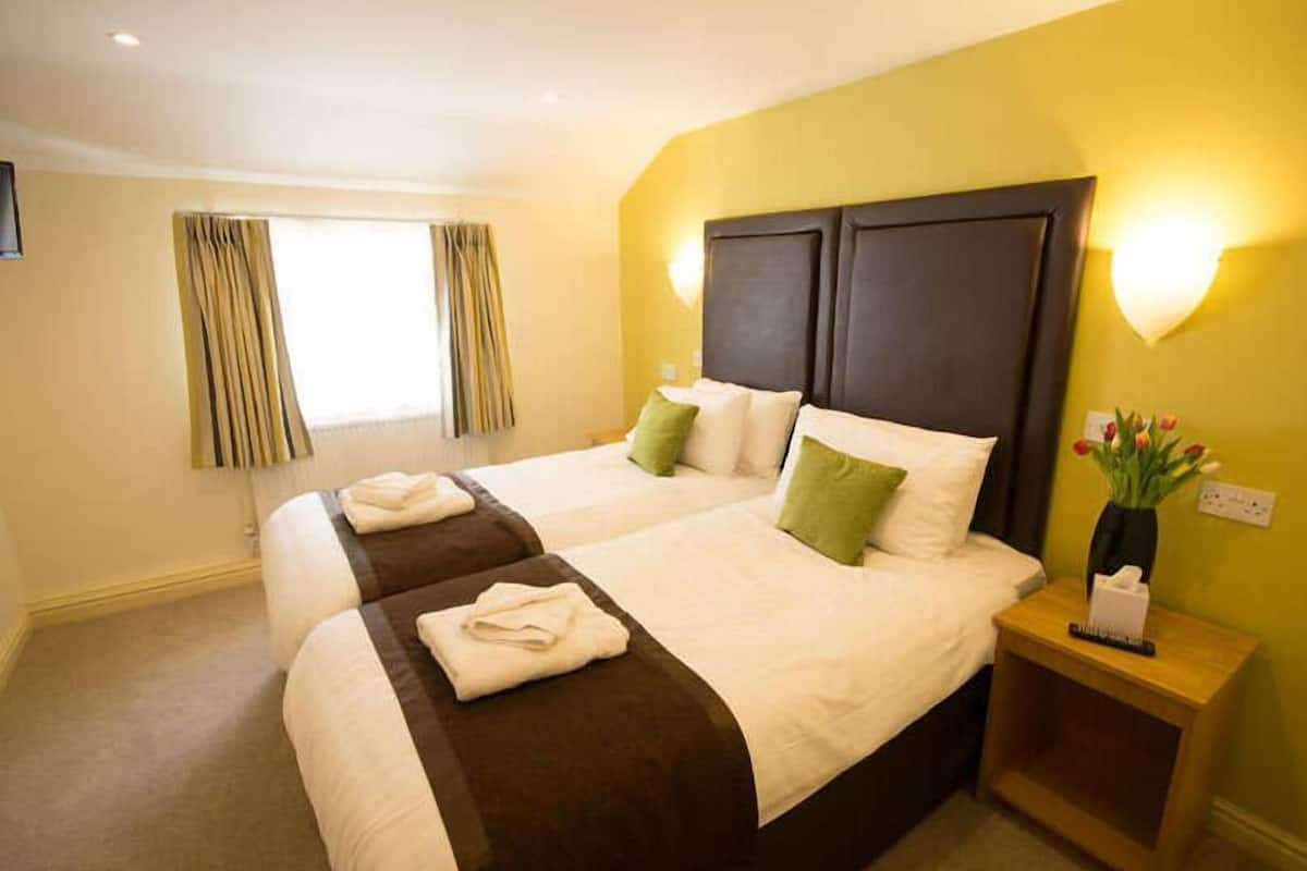 basic twin room | desk, iron/ironing board, free wifi