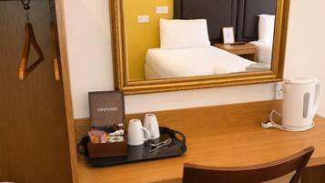 Basic Twin Room | Desk, iron/ironing board (on request), WiFi (free)