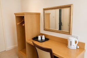 Desk, iron/ironing board, free WiFi - Wakefield Limes Lodge (Wakefield)