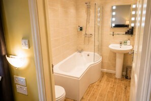 Shower, free toiletries, towels, toilet paper - Wakefield Limes Lodge (Wakefield)