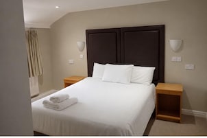Habitación estándar doble | Escritorio, tabla de planchar con plancha, wifi gratis