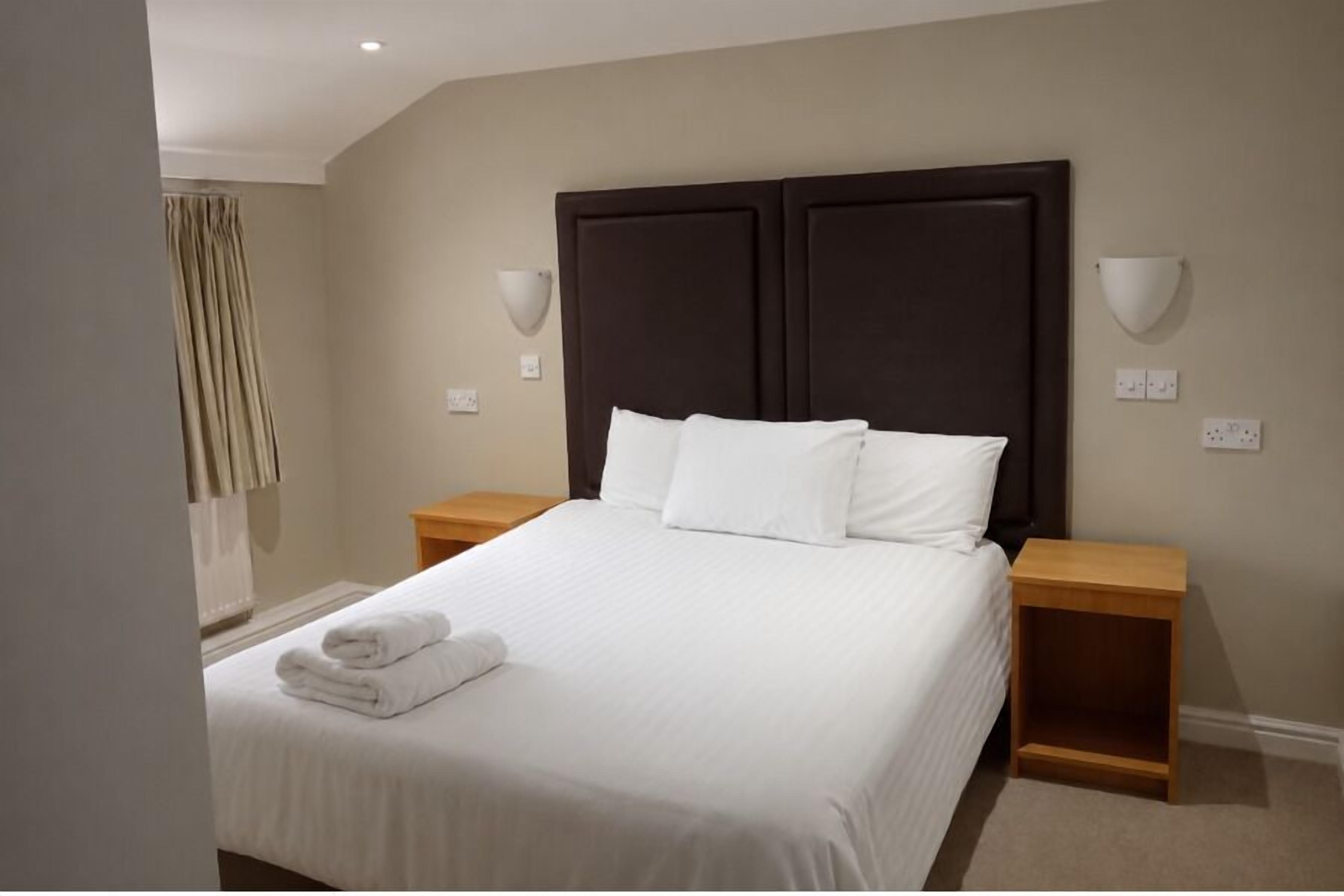Standard Double Room | Desk, iron/ironing board, free WiFi