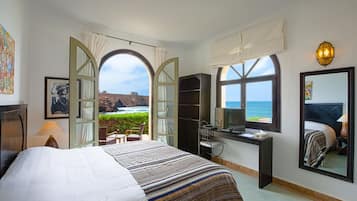 Habitación doble, vistas al mar | 1 dormitorio y ropa de cama de alta calidad