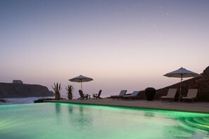 Outdoor pool, pool umbrellas, sun loungers - Auberge Dar Najmat (Mirleft)