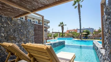 Piscina all'aperto, lettini