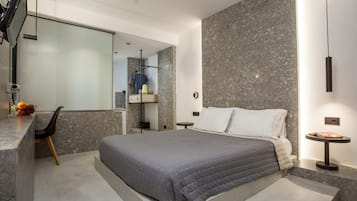 Una scrivania, insonorizzazione, culle/letti per bambini (gratuiti)