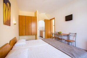 Studio (3 adults) | Desk, soundproofing, free cribs/infant beds, free WiFi