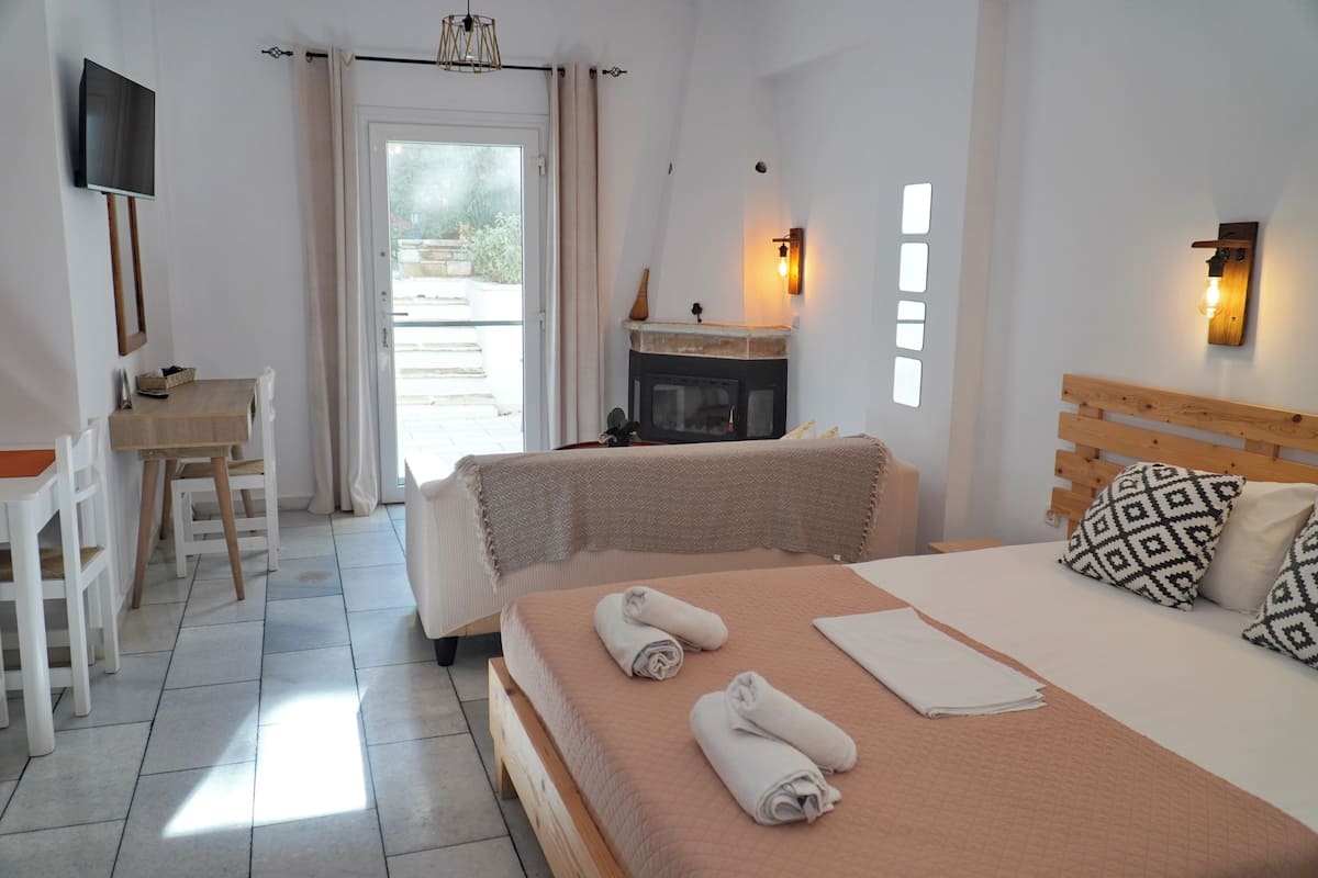 Minibar, soundproofing, iron/ironing board, free WiFi