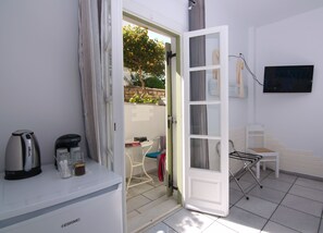 Economy-Zweibettzimmer (Basement) | Minibar, schallisolierte Zimmer, Bügeleisen/Bügelbrett, kostenloses WLAN