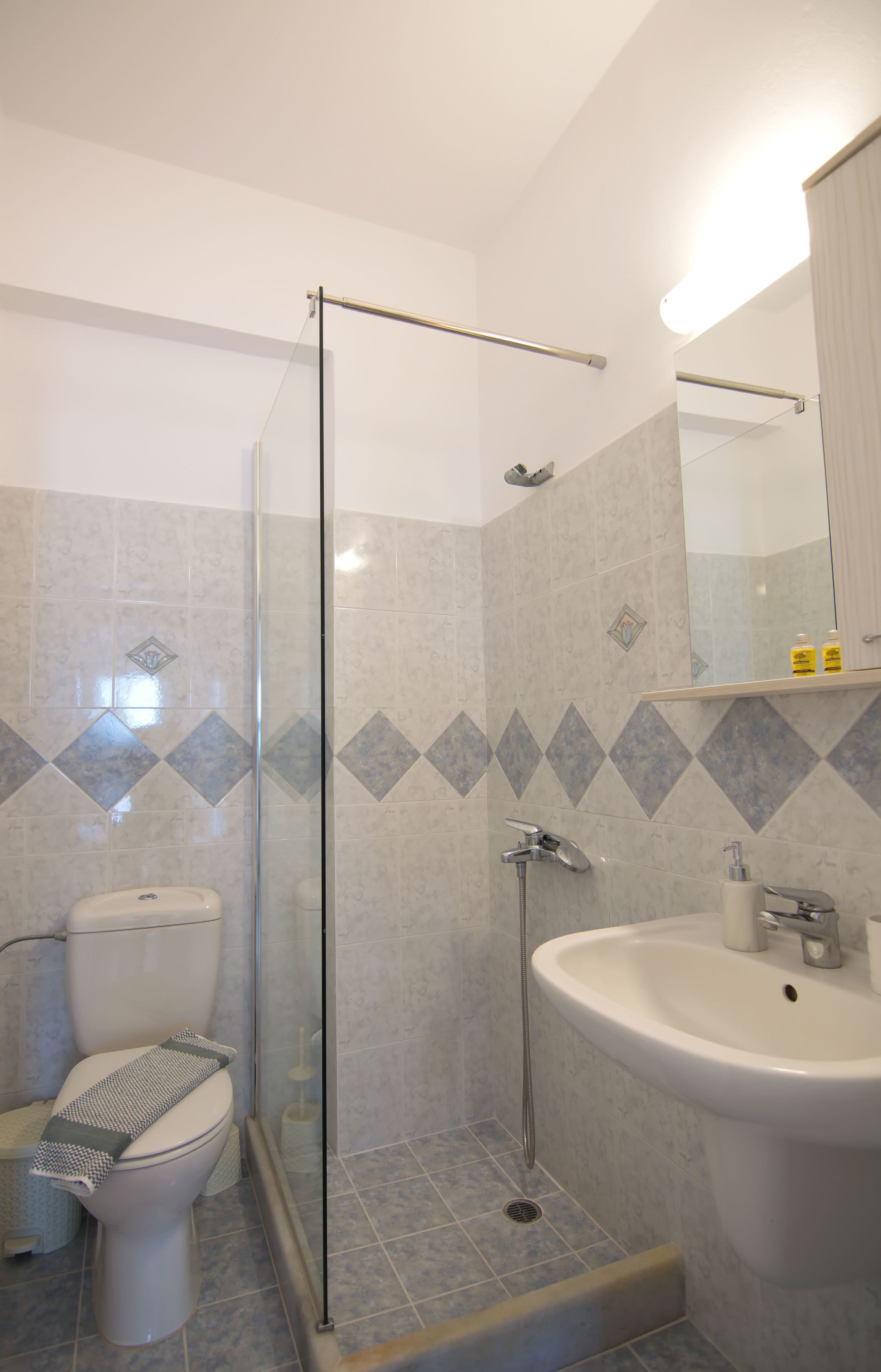 deluxe double or twin room (semi basement) | minibar, soundproofing, iron/ironing board, free wifi