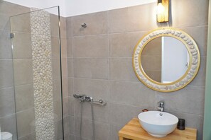 Executive Double Room (Semi Basement) | Bathroom | Hair dryer, towels - Camara Hotel (Naxos)
