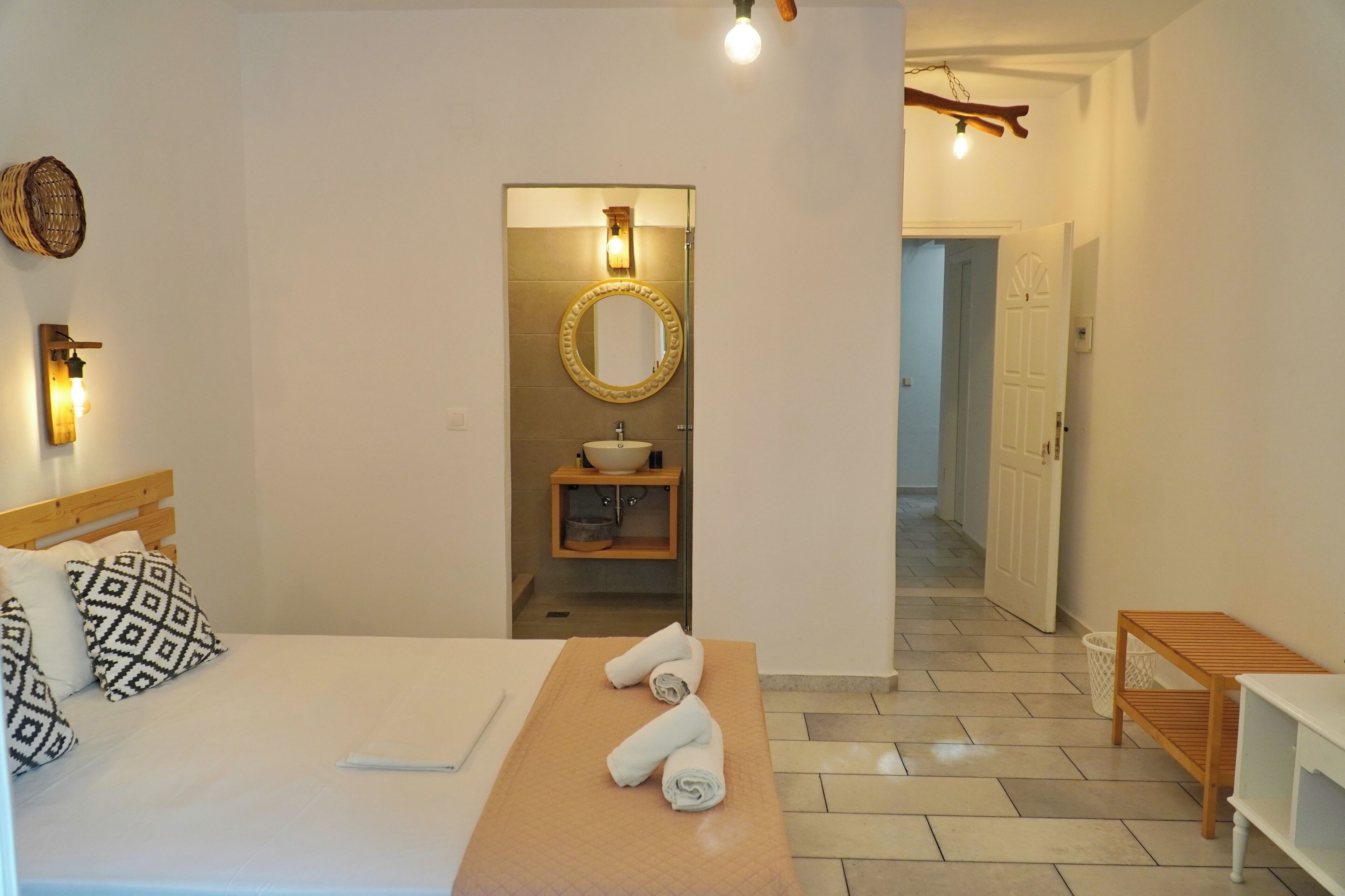 Habitación doble ejecutiva (Semi Basement) | Minibar, insonorización, tabla de planchar con plancha y wifi gratis 