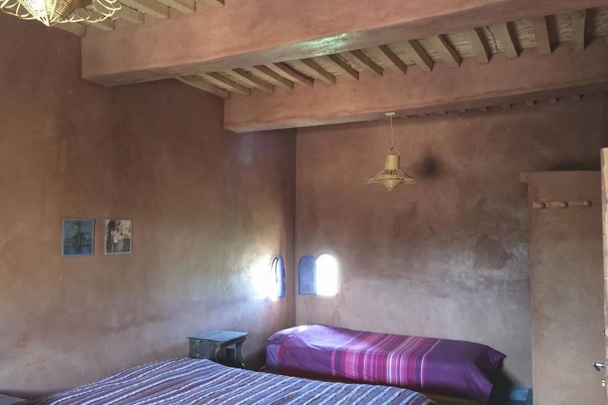 Habitación cuádruple | Caja fuerte y ropa de cama