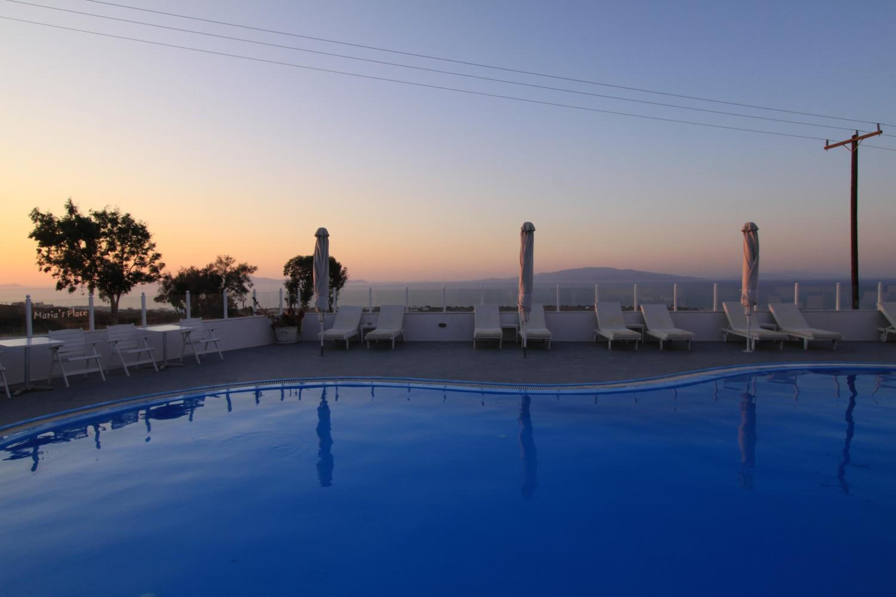 Una piscina al aire libre de temporada, sombrillas