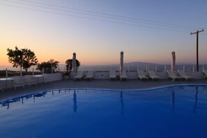 Seasonal outdoor pool, open 9:30 AM to 7:00 PM, pool umbrellas - Maria's Place - Adults Only (Oia)