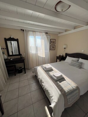 In-room safe, soundproofing, iron/ironing board, free WiFi - Maria's Place - Adults Only (Oia)