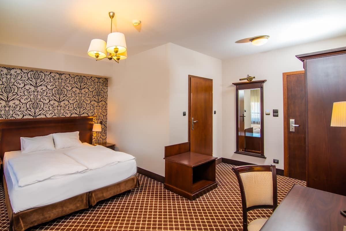 Traditional-Doppelzimmer, 1 Doppelbett, Nichtraucher | 1 Schlafzimmer, Minibar, Schreibtisch, laptopgeeigneter Arbeitsplatz