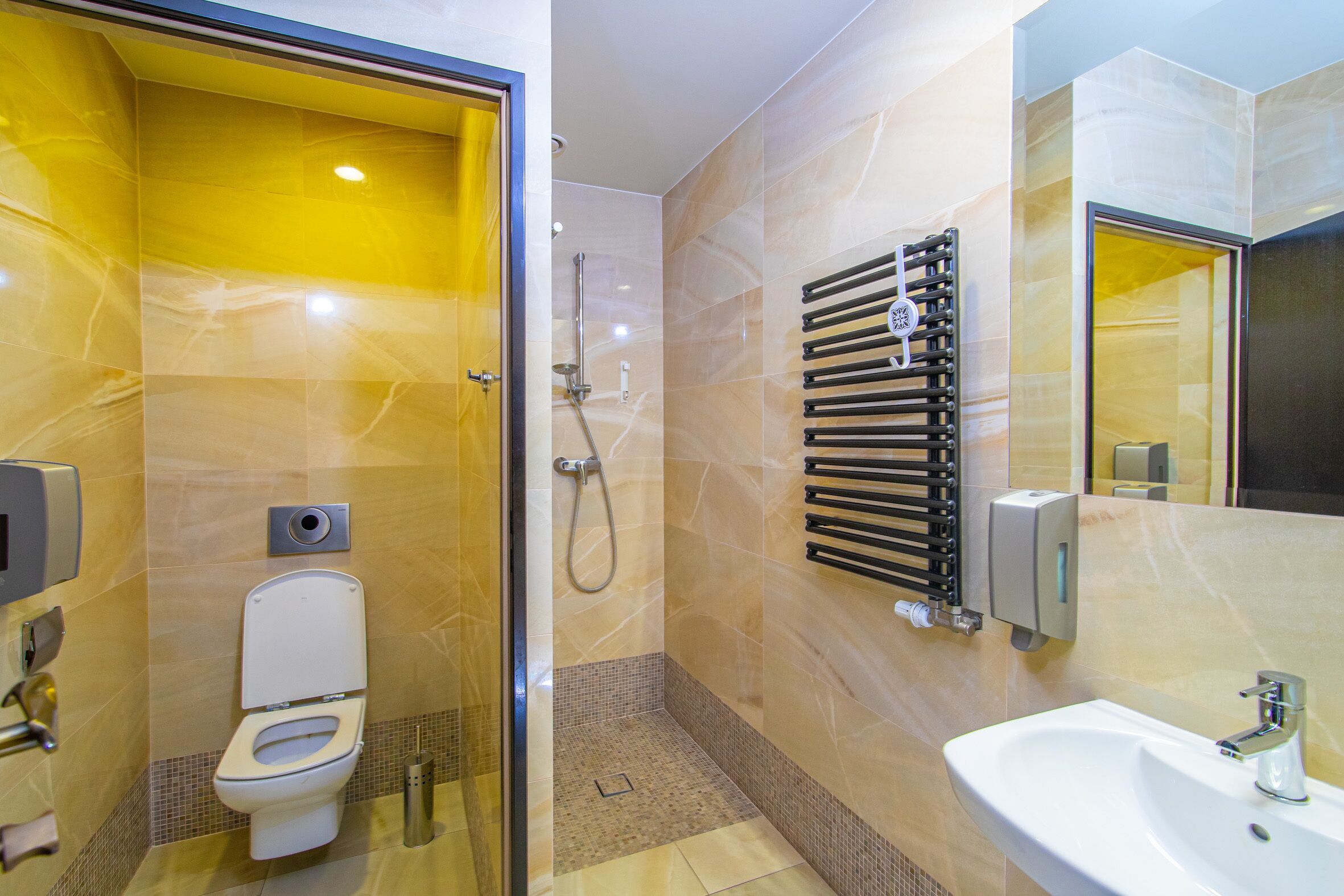Ein modernes Badezimmer mit Toilette, Dusche und Waschbecken.
