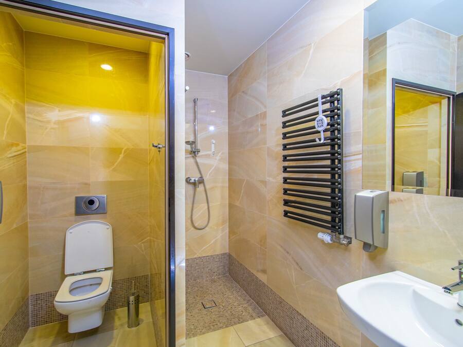 Ein modernes Badezimmer mit Toilette, Dusche und Waschbecken.