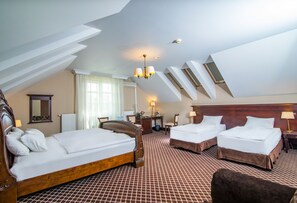 Firemannsrom – familie | Minibar, skrivebord, skrivebord for bærbar PC og blendingsgardiner