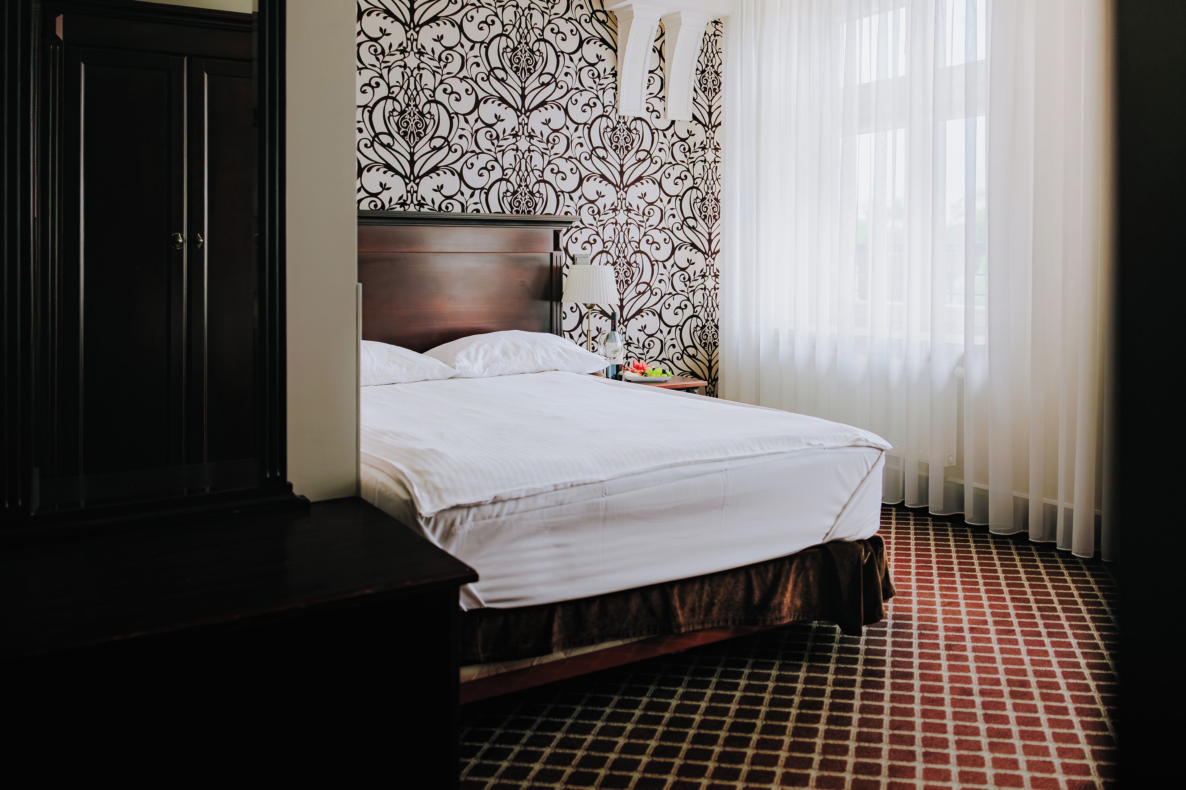 Økonomirom | Minibar, skrivebord, skrivebord for bærbar PC og blendingsgardiner