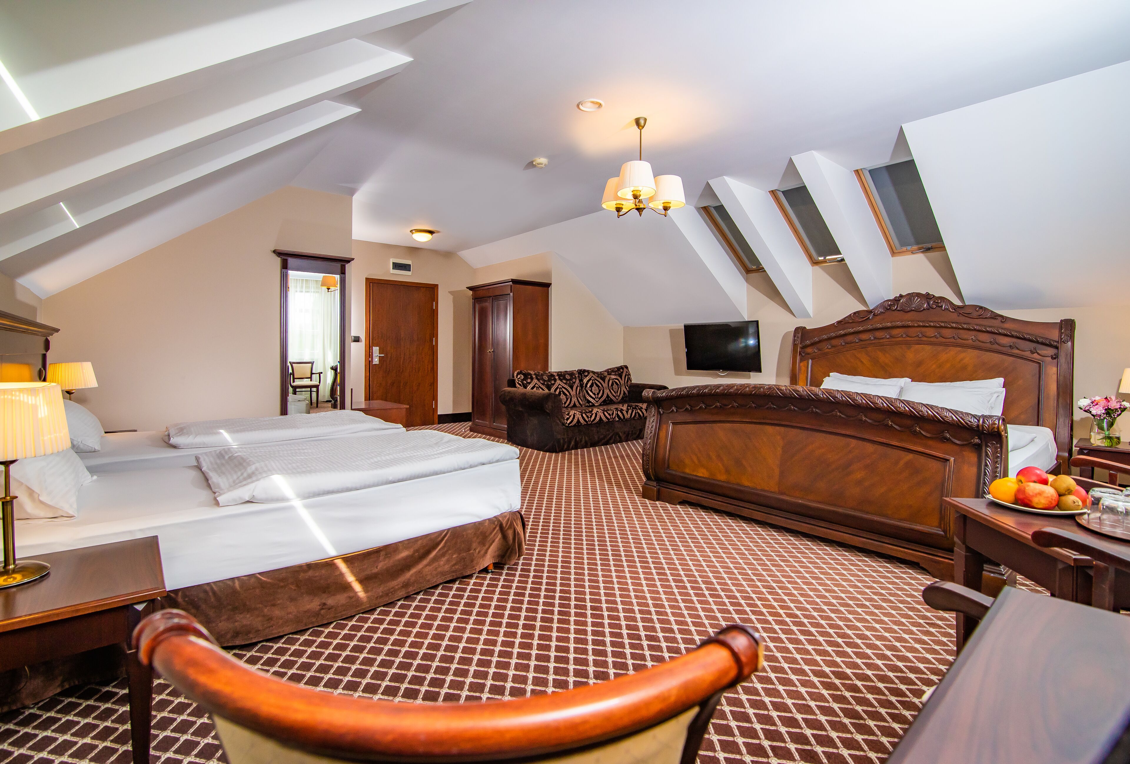 Familjerum för fyra | Minibar, skrivbord, arbetsyta för laptop och mörkläggningsgardiner