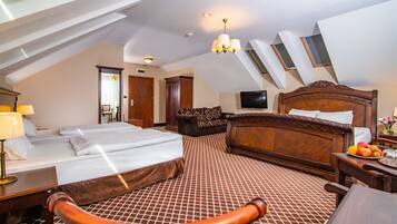 Familjerum för fyra | 1 sovrum, minibar, skrivbord och arbetsyta för laptop