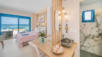 Apartamento panorámico, 1 habitación, bañera de hidromasaje, vistas al mar | 1 dormitorio, caja fuerte, escritorio y tabla de planchar con plancha