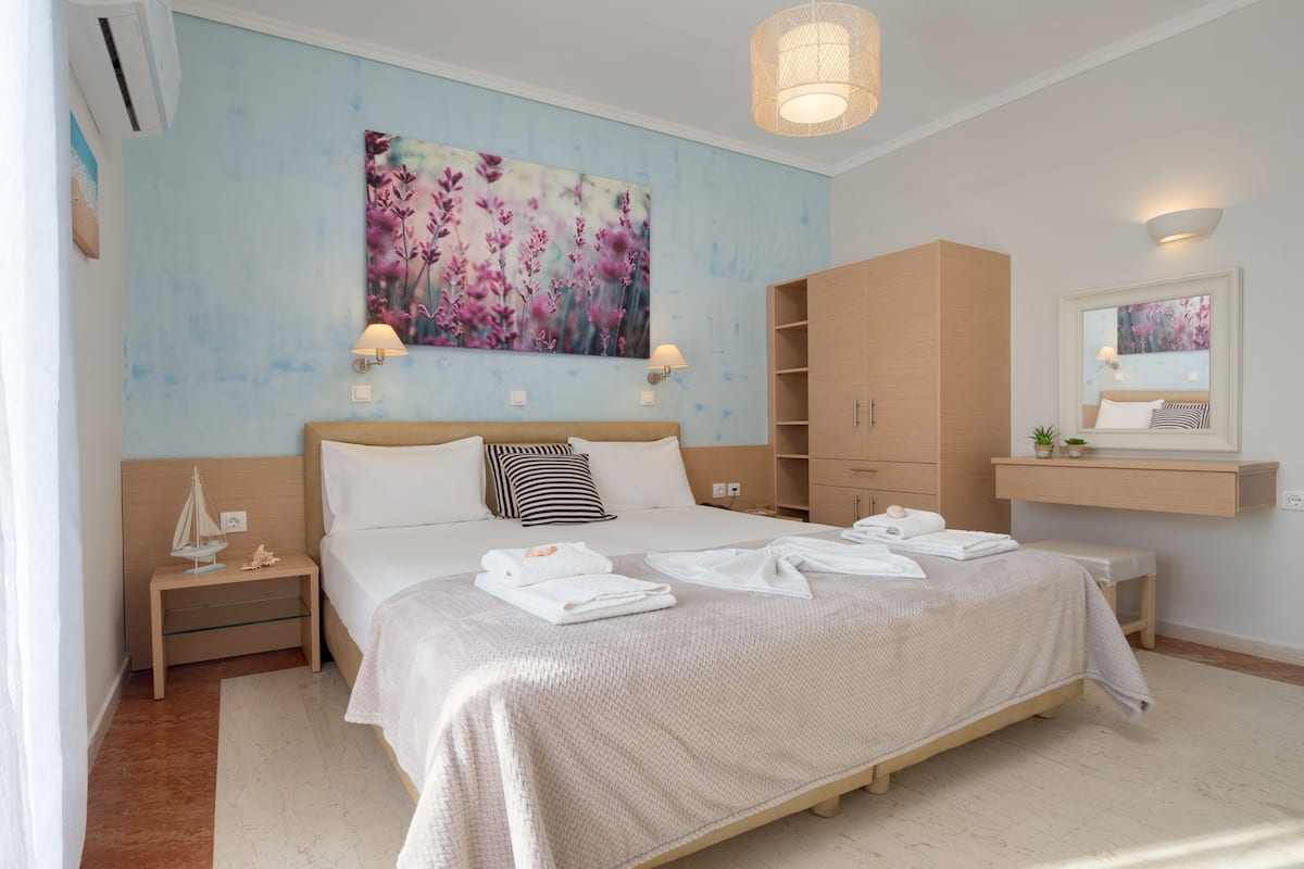 Studio, Partial Sea View | 1 bedroom, in-room safe, desk, iron/ironing board