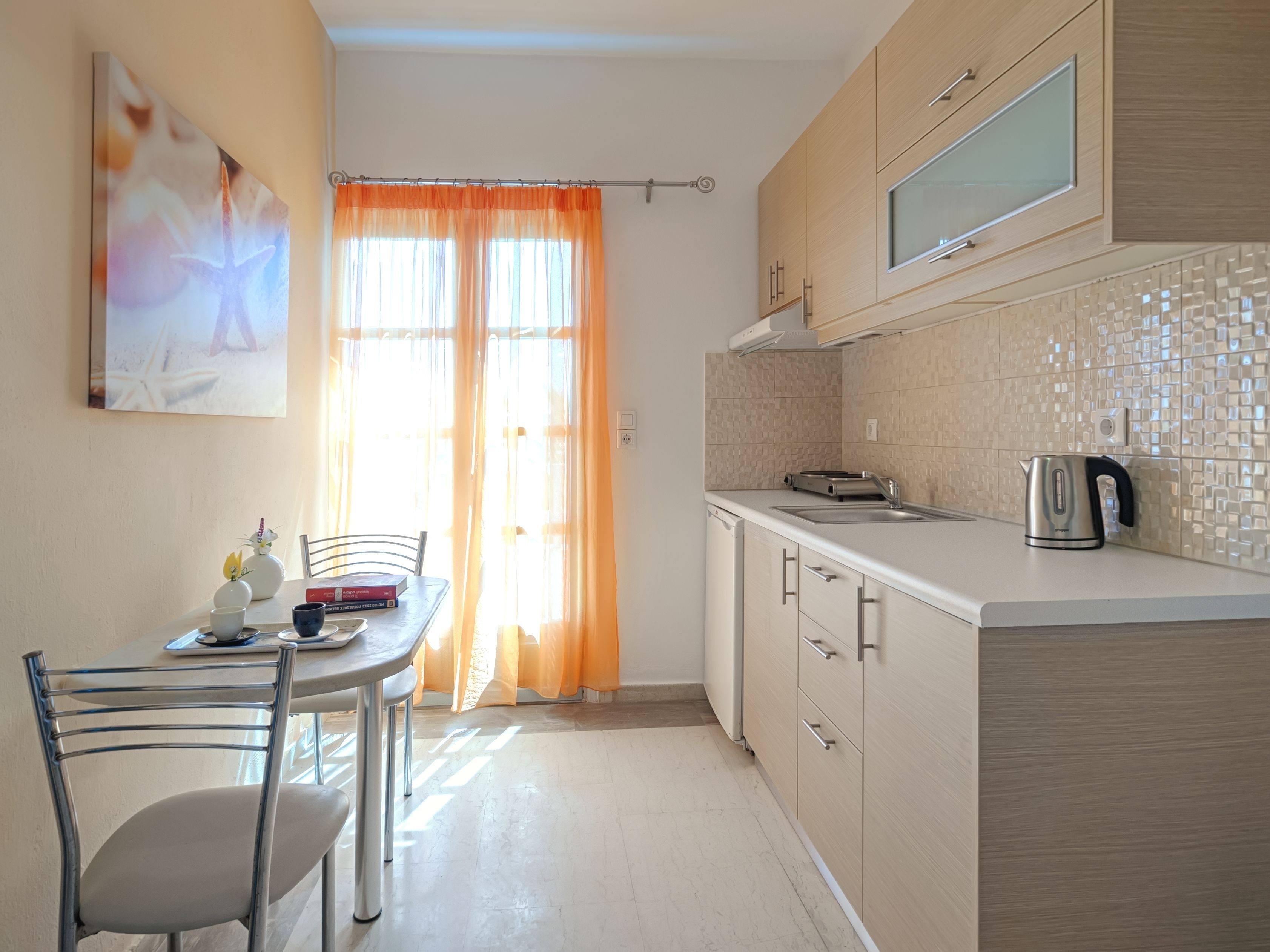 fridge, stovetop, coffee/tea maker, electric kettle