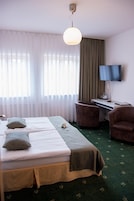 标准房 | 高档床上用品、记忆海绵床垫、特色装修、办公桌