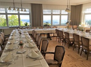 2 间餐厅，供应早餐、午餐和晚餐，地方菜